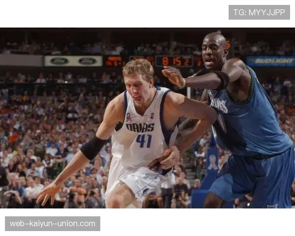 加内特由内线单打转为背打拉开禁区创造队友空位