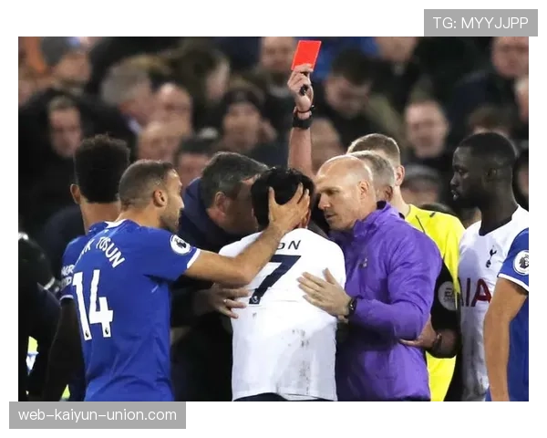 红牌规则解读：判罚条件与比赛影响全解析